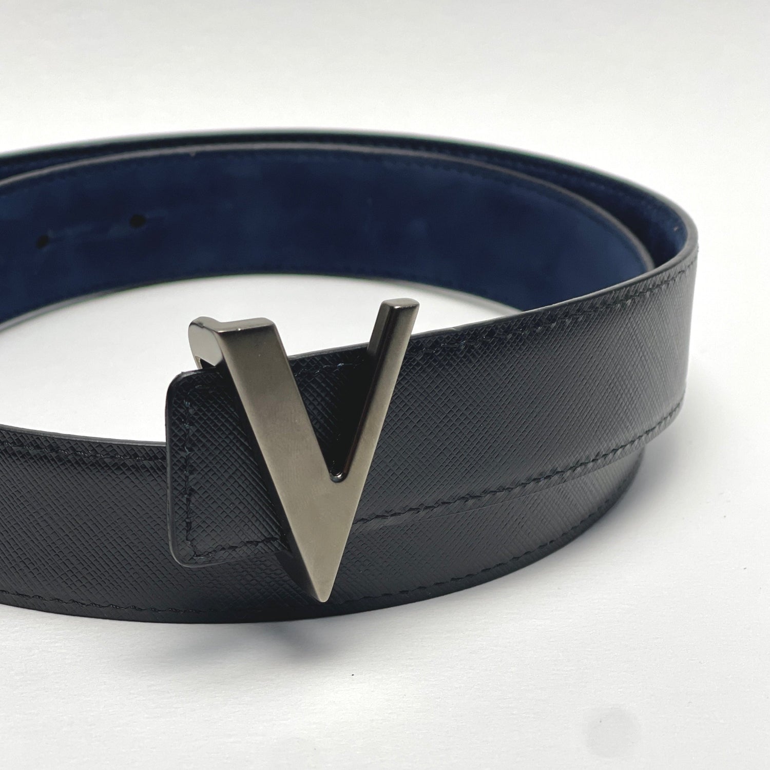 dark silver brushed buckle with reversible leather belt strap