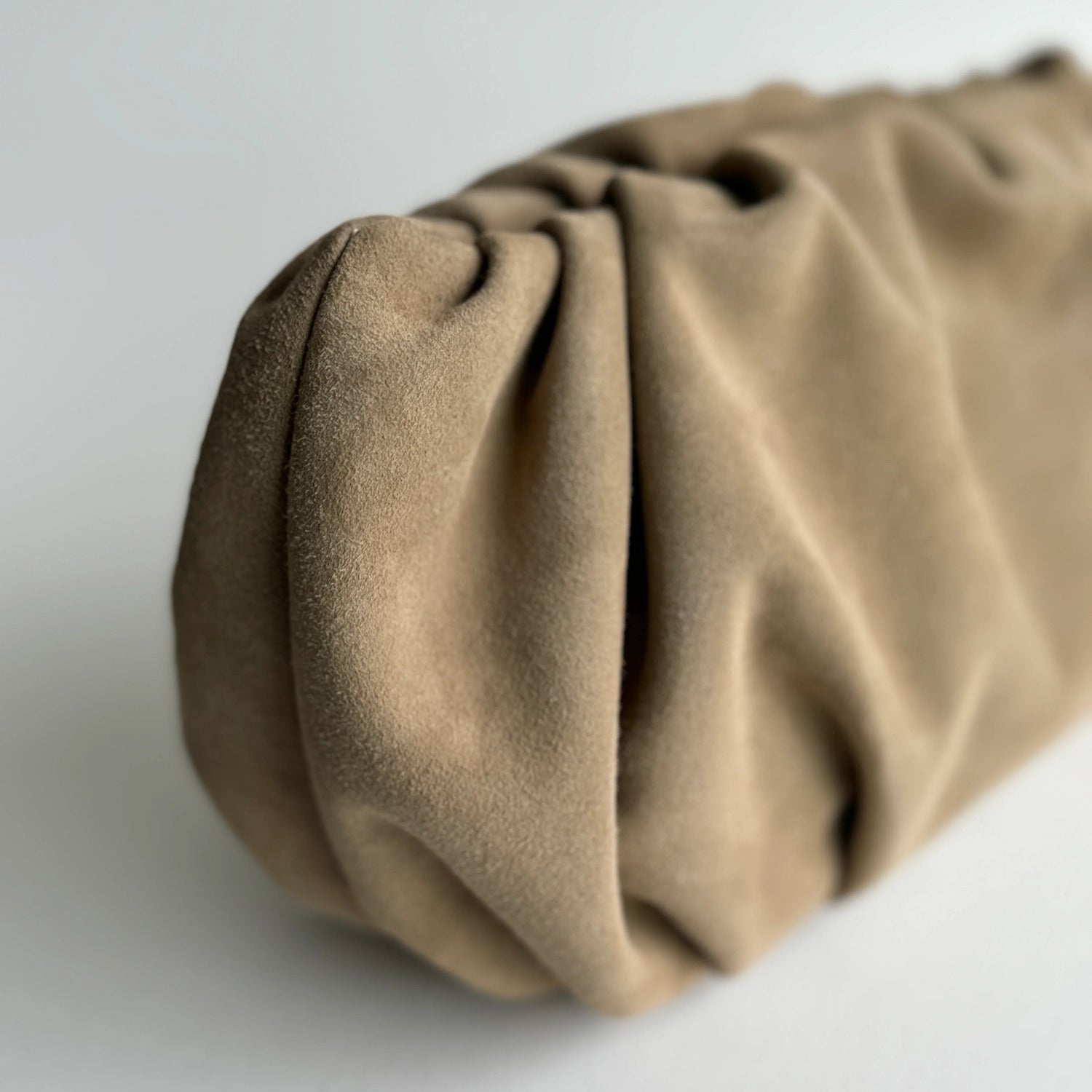 detail of the The Jacky Clutch in sandbeige suede