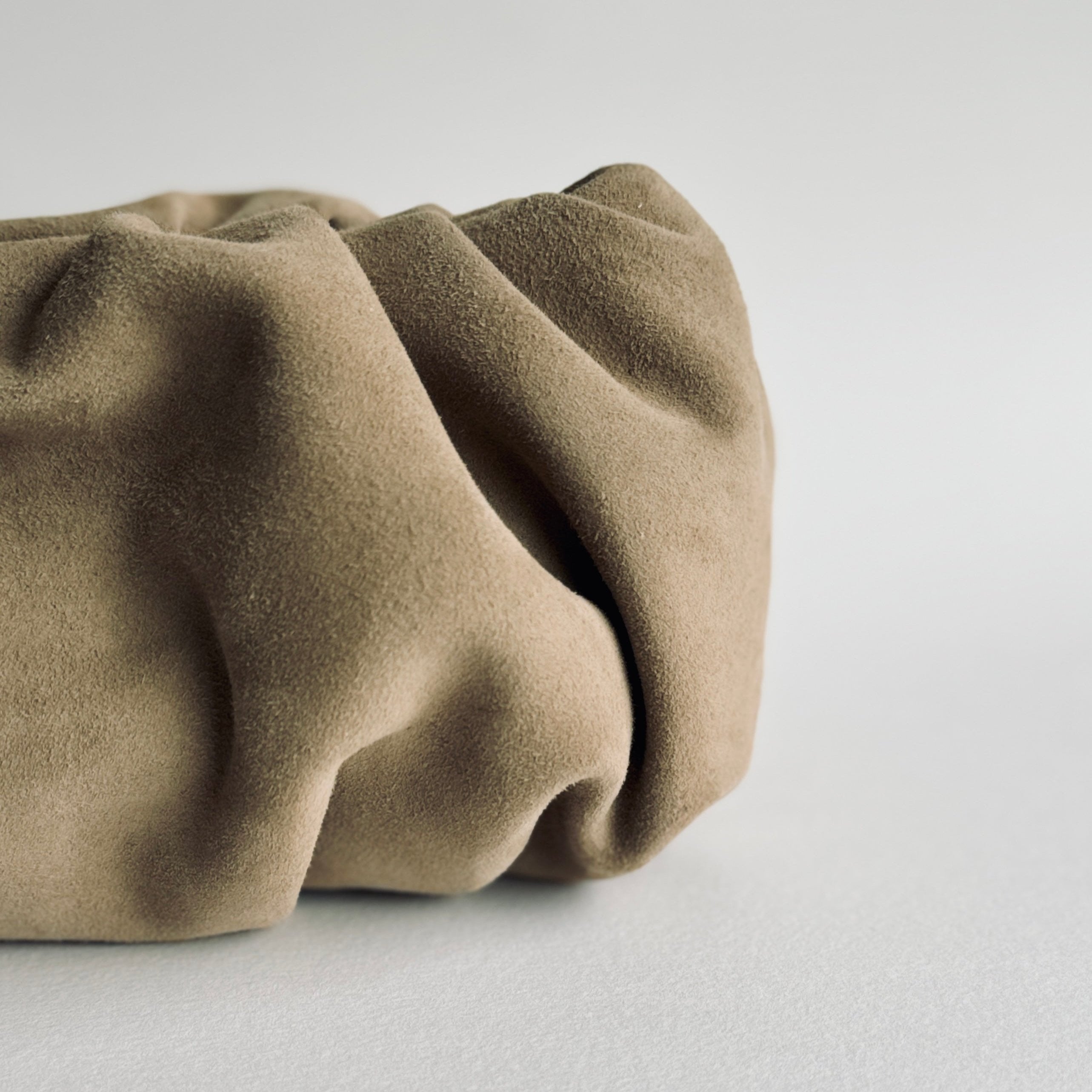 The Jacky Clutch in sandbeige suede - detail