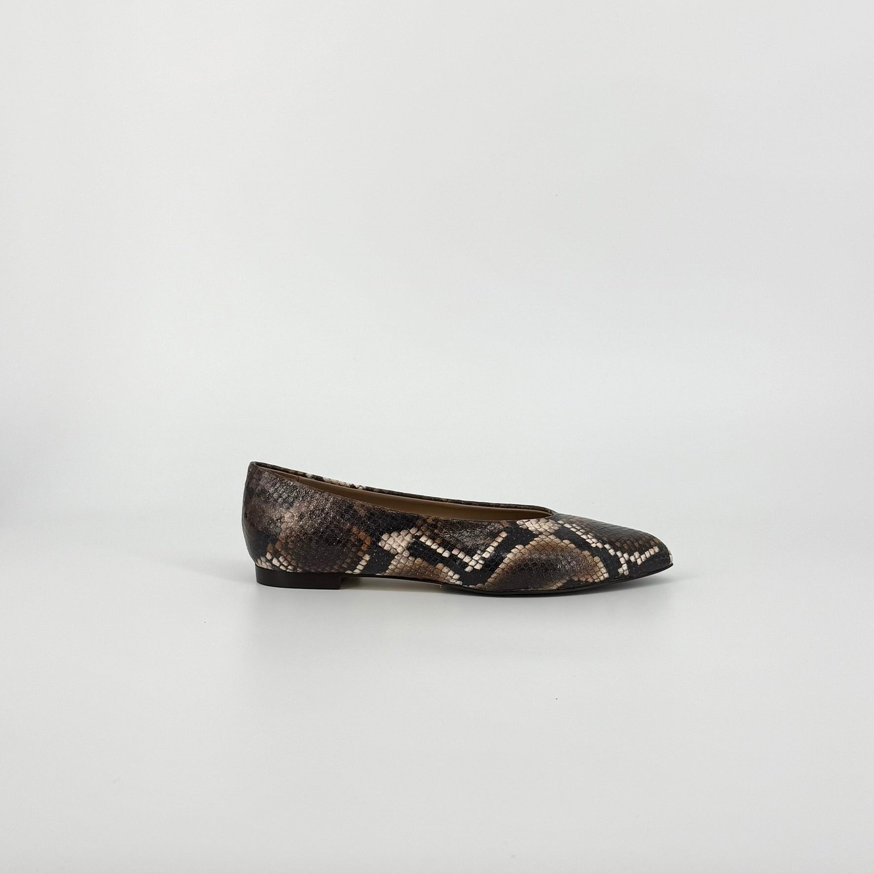 A pair of women&