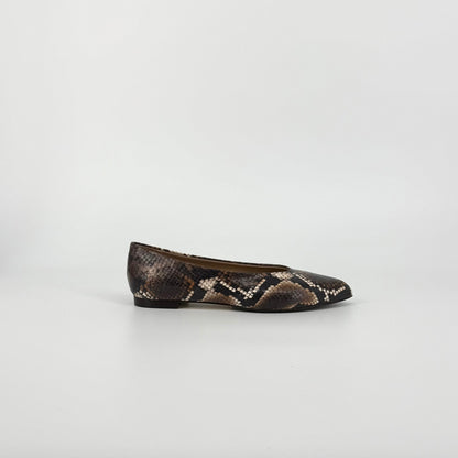 A pair of women&