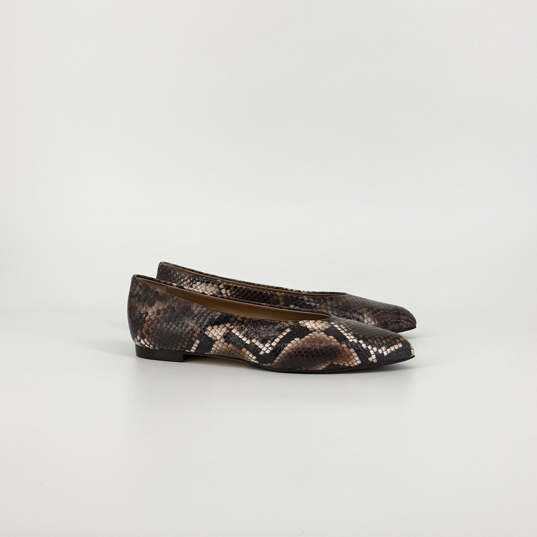A pair of women&