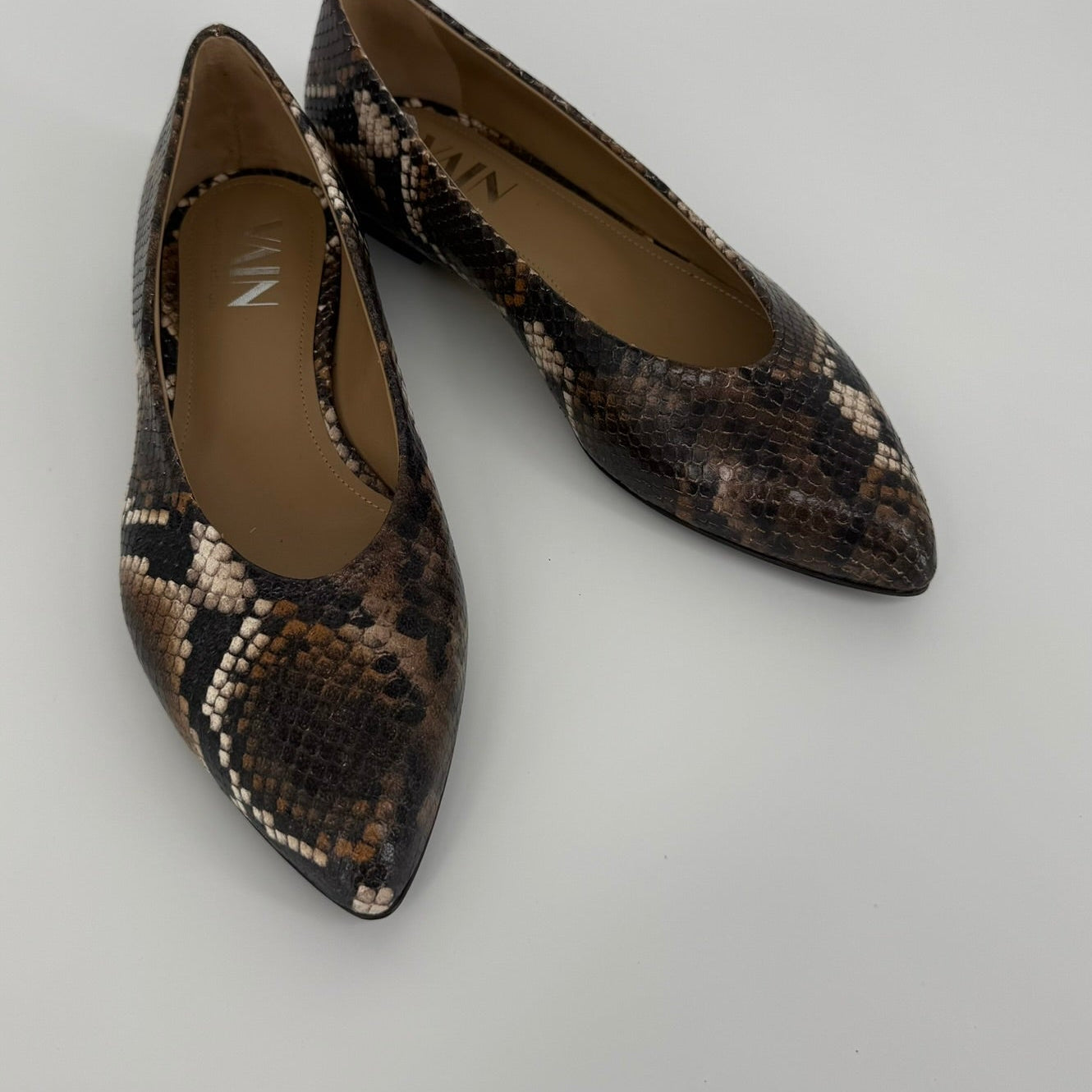 A pair of women&