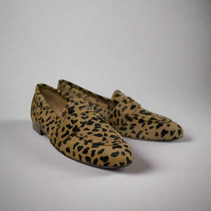 Eleonor loafers frontal view in leopard printed soft leather