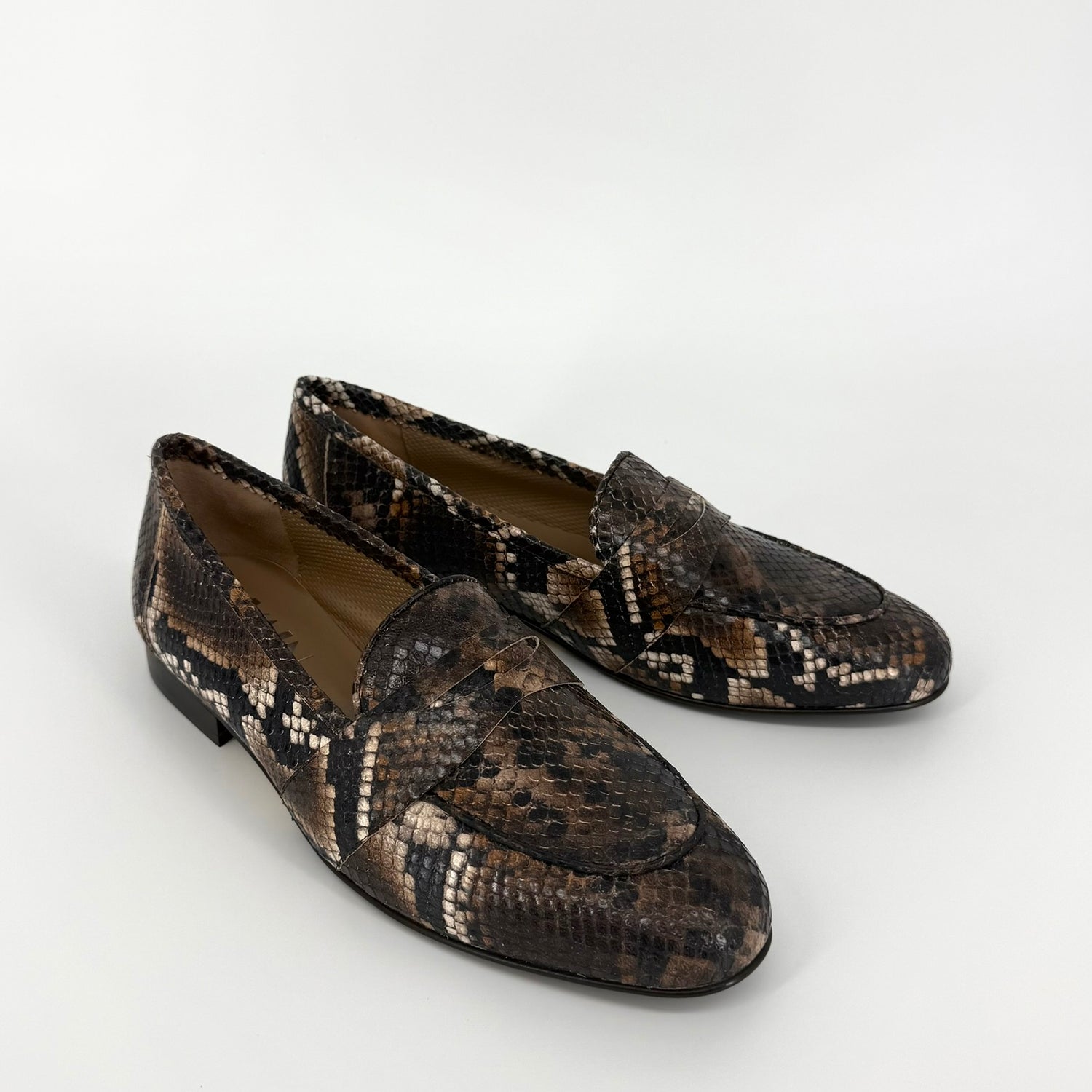 A pair of women&