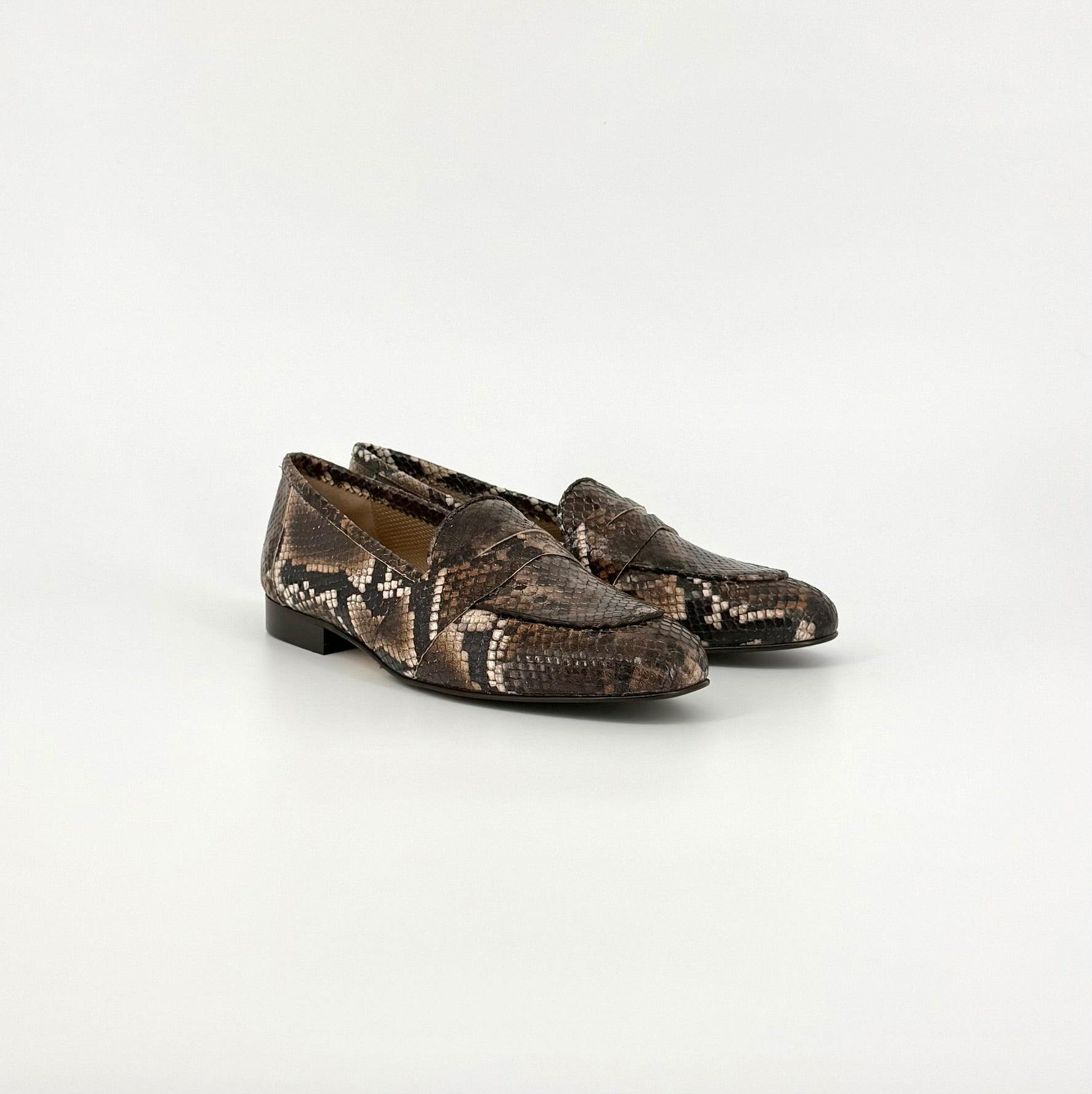 A pair of women&