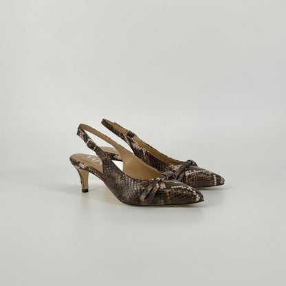 A pair of women&