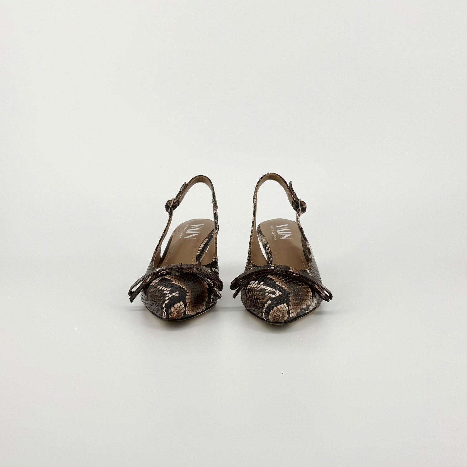 A pair of women&