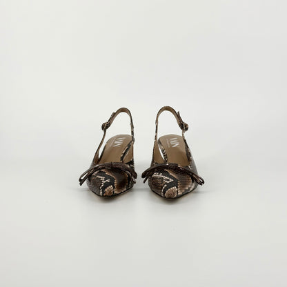 A pair of women&