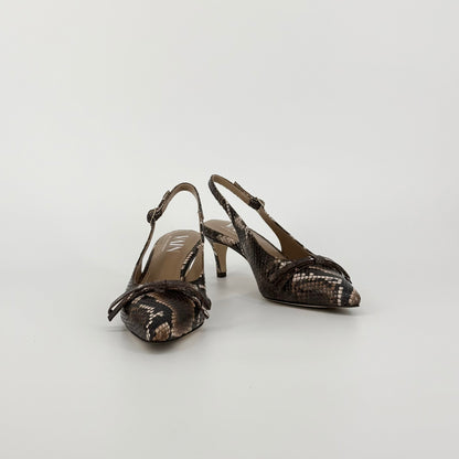 A pair of women&