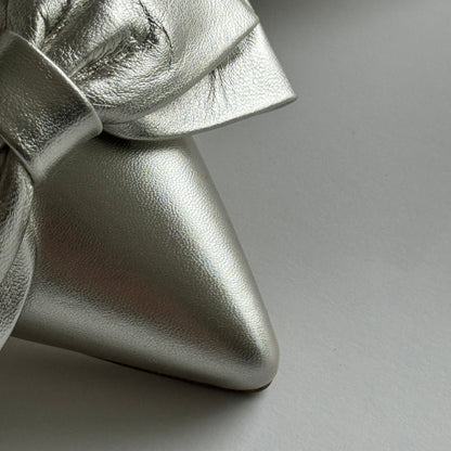 Pointy_tip_of_champagne_coloured_slingback_kitten_heels