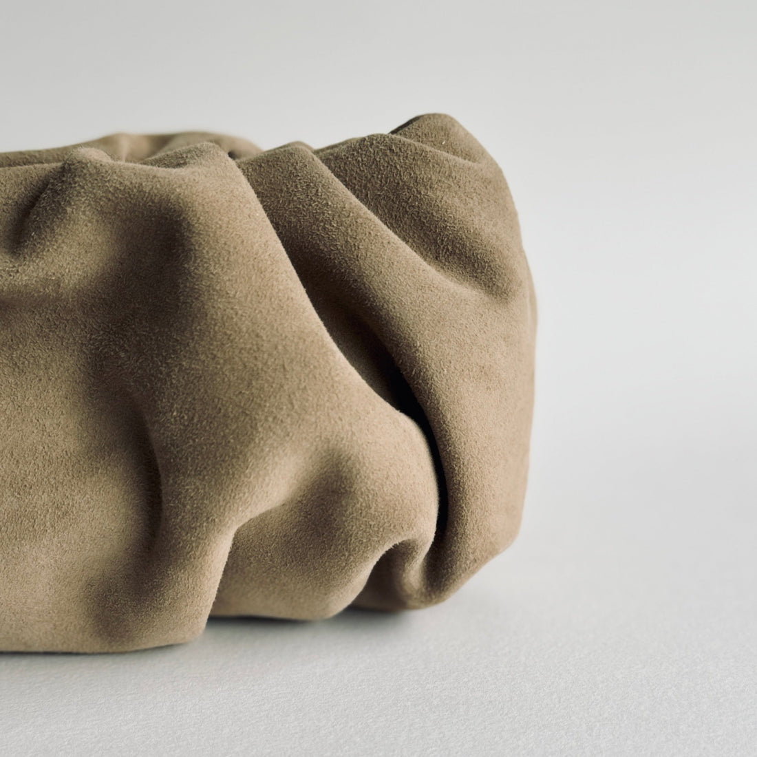 The Jacky Clutch in sandbeige suede - detail