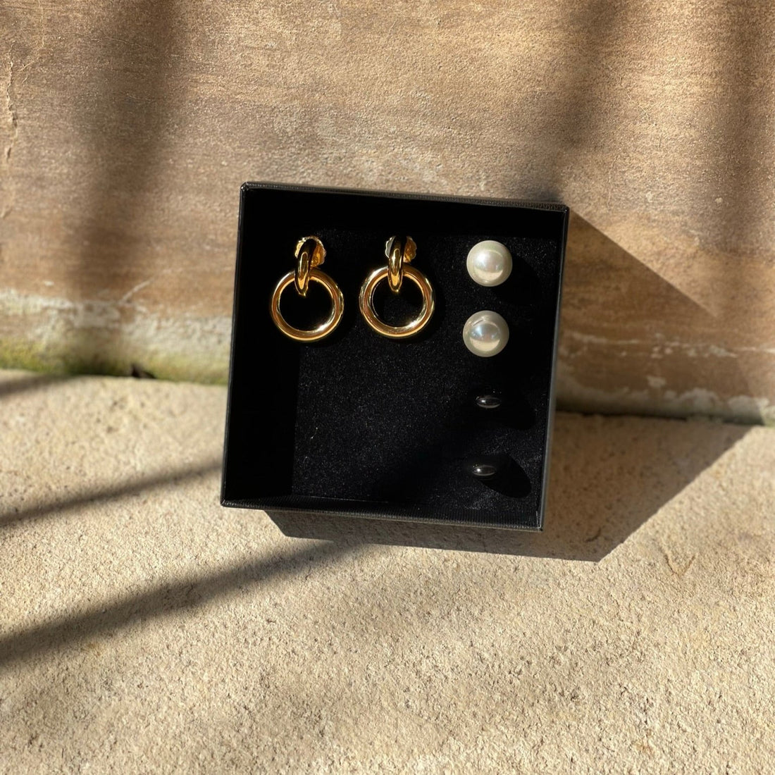 jewelry box with a set of 3 interchangeable earrings