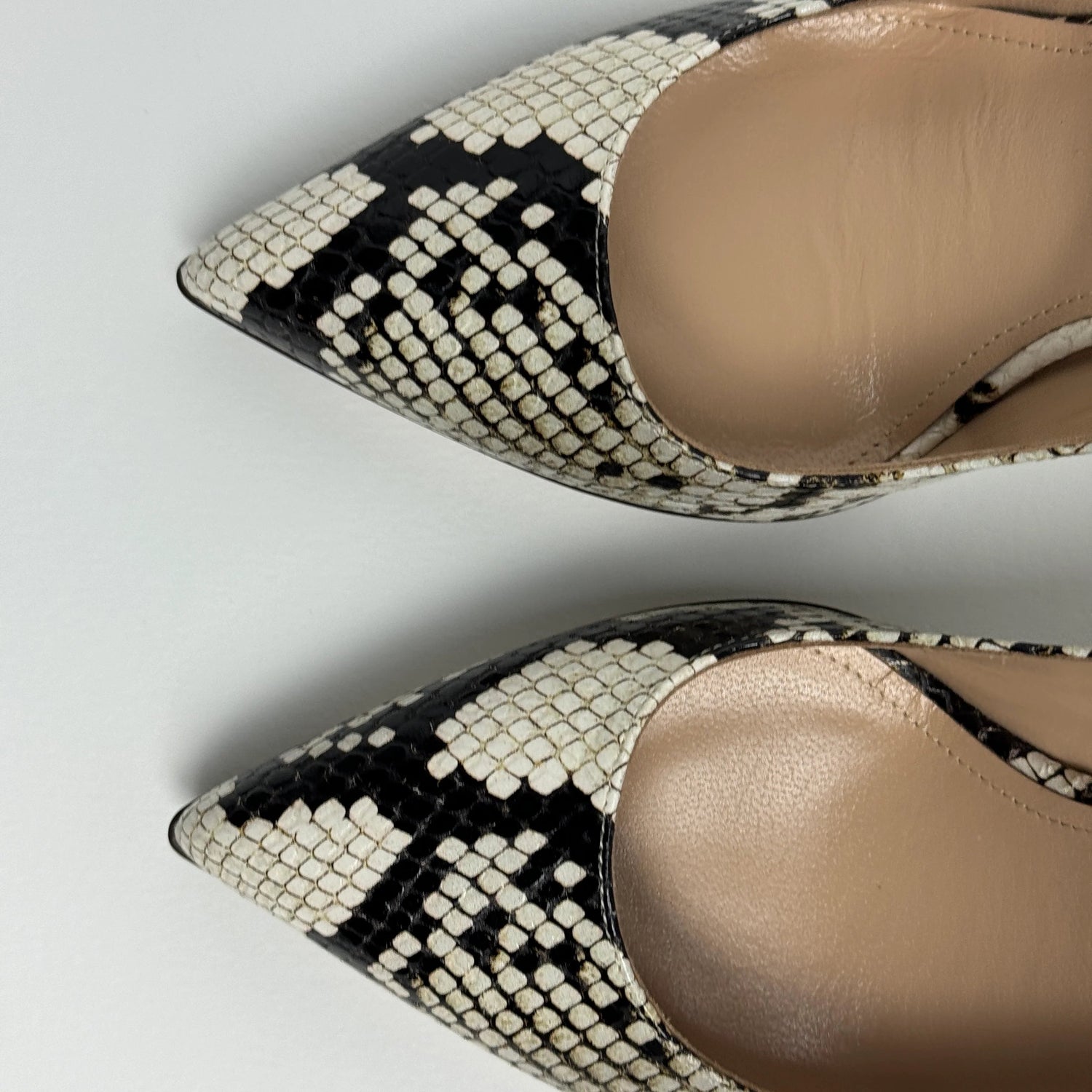 pointed tips of high heels in python print